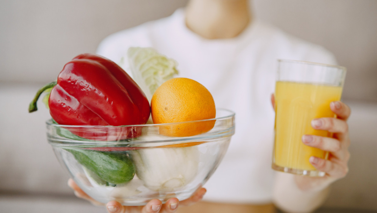 nutricionista mostrando jugo tazon verduras