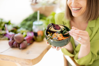 mujer relajada comida saludable habitacion plantas